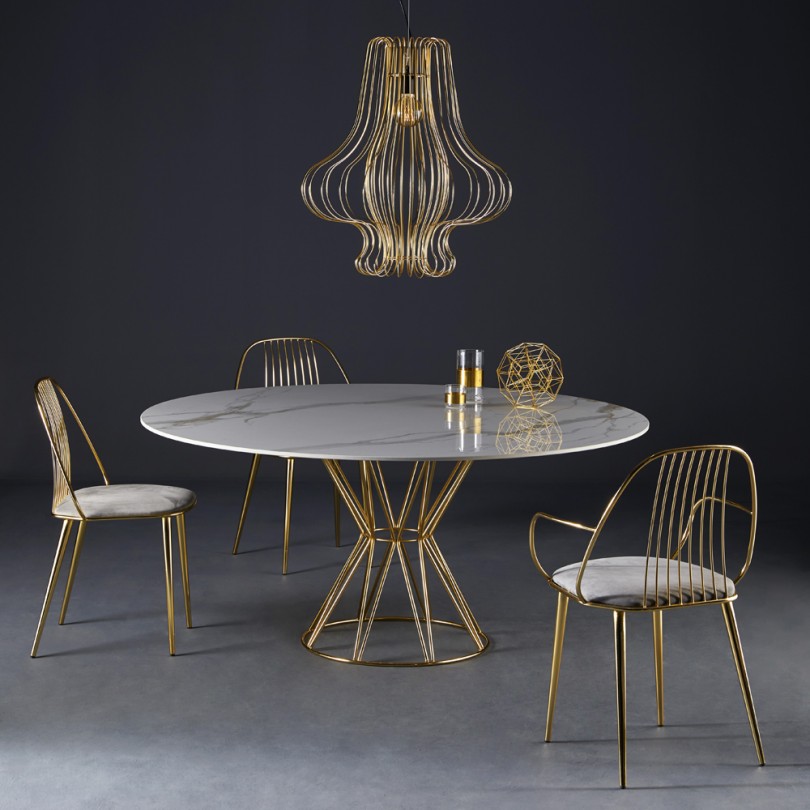 Sedia WAIYA con braccioli seduta in...