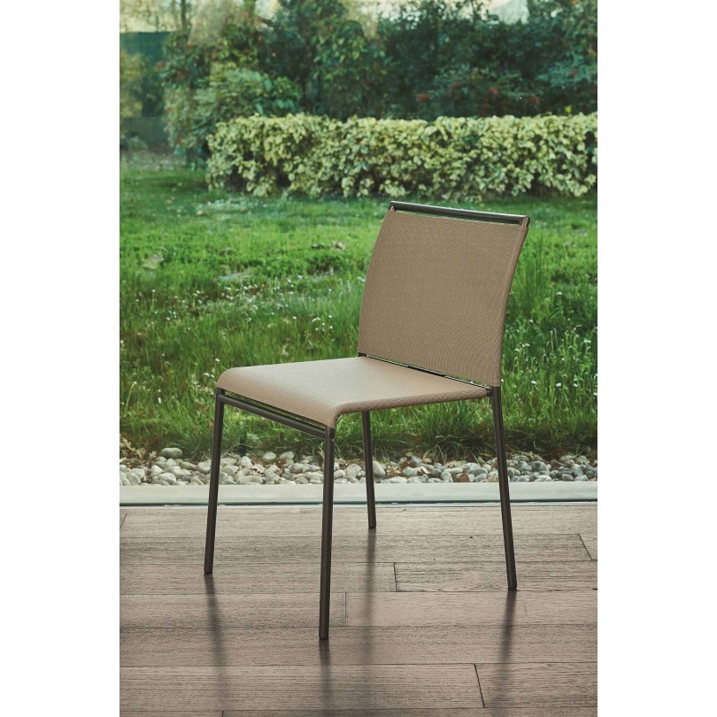 Sedia Lola realizzata in texplast...