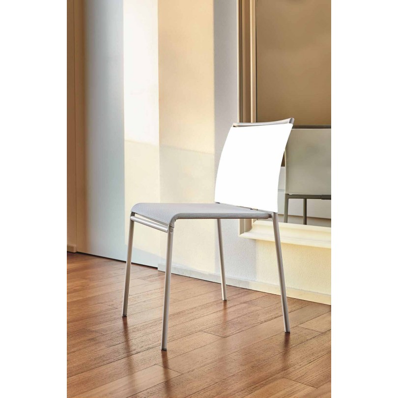 Sedia Lola realizzata in texplast...