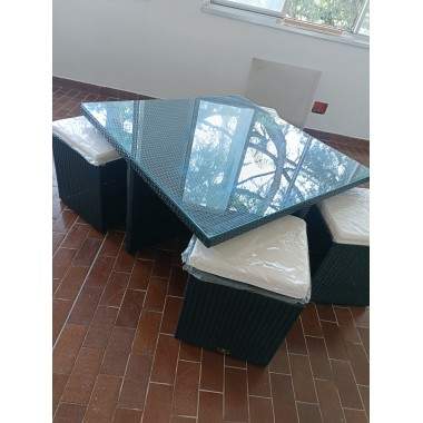 set tavolino + 4 pouf in...