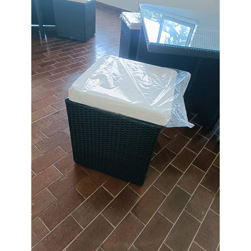 set tavolino + 4 pouf in rattan