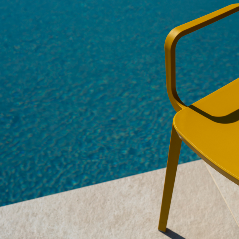 Sedia TIPA con braccioli impilabile -...