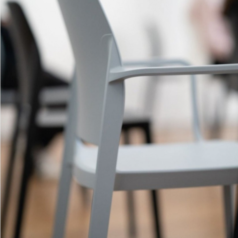 Sedia TIPA con braccioli impilabile -...