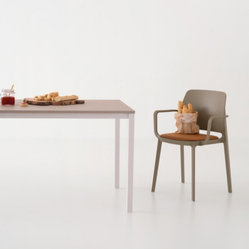 Sedia TIPA con braccioli impilabile -...